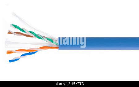 Blaues Netzwerkkabel, Querschnitt. Kabelkonstruktion. Ethernet-Kabel isoliert. Stockfoto