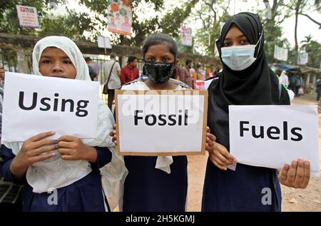 Junge Demonstranten nehmen an einem Klimaschutzstreik Teil, um zu fordern, dass die Staats- und Regierungschefs der Welt inhaftiert werden, weil sie keine Umweltmaßnahmen ergreifen, die die Welt betreffen. Am 10. November 2021 in Dhaka, Bangladesch. (Foto von Habibur Rahman/Eyepix Group) Stockfoto