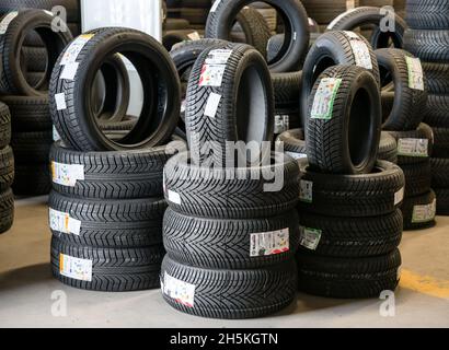 Turin, Italien - 10. November 2021: Neue Pirelli- und Kleber-Winterreifen werden beim Reifenhändler für den Saisonwechsel ausgestellt Stockfoto