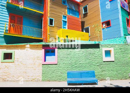 Farbenfrohe Gebäude entlang der Caminito-Straße, La Boca in Buenos Aires; Buenos Aires, Argentinien Stockfoto