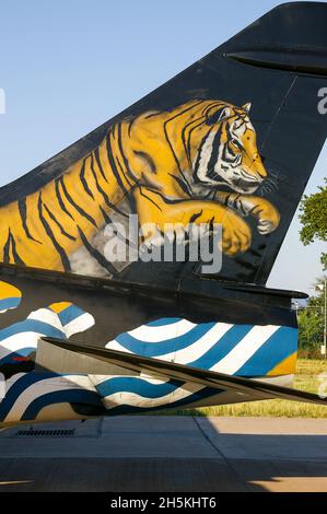 Griechische, hellenische Luftwaffe Ling Temco Vought A-7E Corsair II Kampfflugzeug auf der RIAT Airshow mit speziellem Tiger-lackiertem Schwanz HAF. Luftwaffe Griechenlands Stockfoto