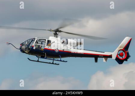 Aerospatiale SA-341C Gazelle HT2 XZ939 der ETPS - Empire Test Pilots School - auf dem Landeanflug bei der RIAT, RAF Fairford, Großbritannien. Besondere Verwendung Stockfoto