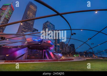 Jay Pritzker Pavilion im Millennium Park (Chicago), beleuchtet in der Abenddämmerung; Chicago, Illinois, Vereinigte Staaten von Amerika Stockfoto