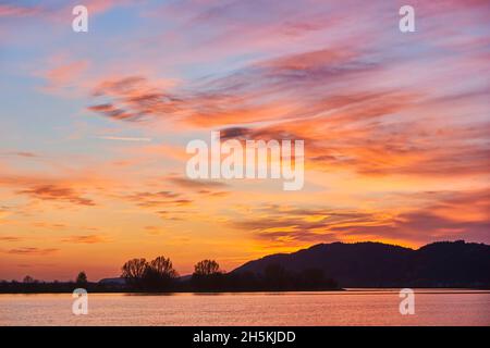 Strahlender Sonnenuntergang über dem Fluss Danubia, der Oberpfalz, dem Bayerischen Wald; Bayern, Deutschland Stockfoto