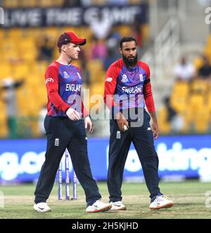 Abu Dhabi, VAE, 10, Nov 2021: ICC T20 1. Halbfinale: England gegen Neuseeland: Morgon und Rashid von England während der 1. Halbzeit im Sheikh Zayed Stadium, Abu Dhabi am Mittwoch. Bildnachweis: Seshadri SUKUMAR Kredit: Seshadri SUKUMAR/Alamy Live Nachrichten Kredit: Seshadri SUKUMAR/Alamy Live Nachrichten Stockfoto