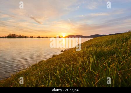 Sonnenuntergang über dem Fluss Danubia, Oberpfalz, Bayerischer Wald; Bayern, Deutschland Stockfoto