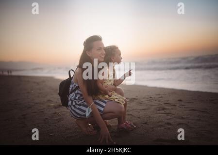 Mutter und Tochter am Strand. Stockfoto