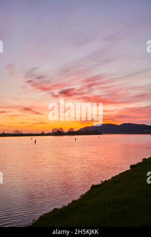 Bunt leuchtende Wolken bei Sonnenuntergang über dem Fluss Danubia, der Oberpfalz, dem Bayerischen Wald; Bayern, Deutschland Stockfoto