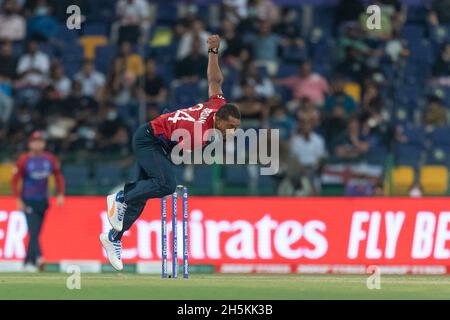 Abu Dhabi, VAE, 10. November 2021. Chris Jordan von England beim Bowling während des ICC Mens T20 World Cup Halbfinalmatches zwischen England und Neuseeland am 10. November 2021 im Sheikh Zayed Cricket Stadium, Abu Dhabi, VAE. Foto von Grant Winter. Nur zur redaktionellen Verwendung, Lizenz für kommerzielle Nutzung erforderlich. Keine Verwendung bei Wetten, Spielen oder Veröffentlichungen einzelner Clubs/Vereine/Spieler. Kredit: UK Sports Pics Ltd/Alamy Live Nachrichten Stockfoto