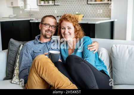 Porträt eines Ehepaars zu Hause; Edmonton, Alberta, Kanada Stockfoto