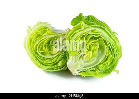 Frische grüne Eisbergsalatblätter, isoliert auf weißem Hintergrund geschnitten. Stockfoto