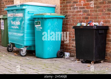 Kingston upon Thames London England Großbritannien November 5 2021, Reihe von Wheelie-Mülltonnen ohne Menschen Stockfoto