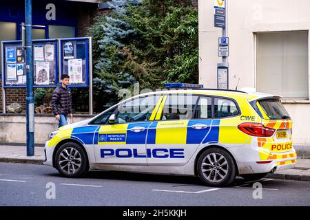 Kingston upon Thames London England Großbritannien November 5 2021, Stationery Police Squad Car parkte an Einer Bushaltestelle Stockfoto