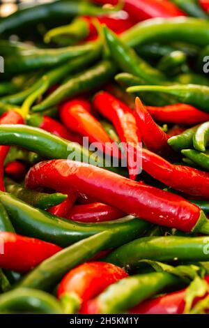 Vertikale Aufnahme von rotem und grünem Pfeffer Stockfoto