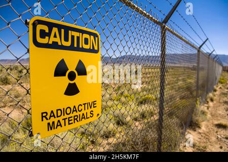 Ein Schild an der Trinity Site warnt Besucher über radioaktive Stoffe. Stockfoto