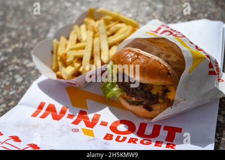 In-N-Out Burger's unverkennbarer Cheeseburger und pommes Frites in einem in-N-Out Burger Restaurant in Los Angeles, Kalifornien. Stockfoto