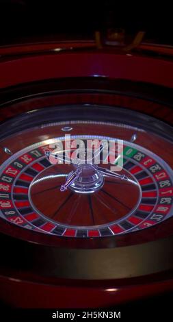 Ein vertikales Foto eines Casino Roulette Stockfoto