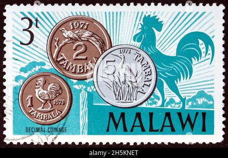 MALAWI - UM 1971: Ein in Malawi gedruckter Stempel zeigt Dezimalmünzen, Einführung von Dezimalwährung und Münzprägung, um 1971 Stockfoto