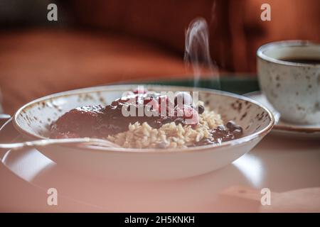 Schüssel Haferbrei mit gefrorenen Waldbeeren Stockfoto