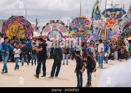 Während der Allerheiligen-Feier in Sumpango, Guatemala, versammeln sich die Einheimischen und Touristen, während junge Männer und Jungen sich bereit machen, die riesigen Drachen zu ziehen Stockfoto