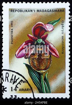 MALAGASY - UM 1993: Eine auf Madagaskar gedruckte Marke zeigt ophrys oestrifera, Orchidee, um 1993 Stockfoto