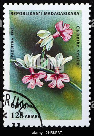 MALAGASY - UM 1993: Eine auf Madagaskar gedruckte Marke zeigt Calanthe vestita, Orchidee, um 1993 Stockfoto