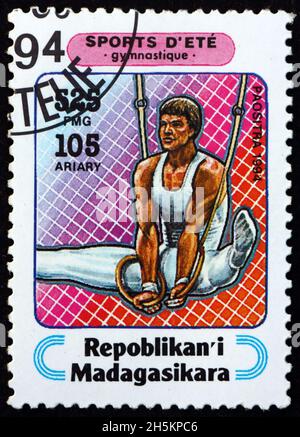 MALAGASY - UM 1994: Eine Marke, gedruckt in Malagasy, Madagaskar, zeigt Gymnastik, Sport, um 1994 Stockfoto