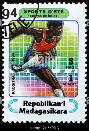 MALAGASY - UM 1994: Eine in Malagasy, Madagaskar gedruckte Marke zeigt Hürden, Sport, um 1994 Stockfoto