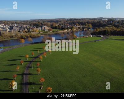 Kelso, Großbritannien. November 2021. Kelso, Großbritannien, Mittwoch, 10. November 2021 . Herbstsonne über dem River Tweed bei Kelso am Mittwoch, dem 10. November 2021, fließt der Fluss von seiner Quelle in den Lowther Hills zum Meer und beginnt als winziger Bach. Während sie sich mehr von ihren Nebenflüssen, dem Ettrick und Teviot sammelt, erreicht sie Berwick-upon-Tweed, wo sie in die Nordsee eindringt. ( Kredit: Rob Gray/Alamy Live News Stockfoto