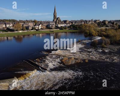 Kelso, Großbritannien. November 2021. Kelso, Großbritannien, Mittwoch, 10. November 2021 . Herbstsonne über dem River Tweed bei Kelso am Mittwoch, dem 10. November 2021, fließt der Fluss von seiner Quelle in den Lowther Hills zum Meer und beginnt als winziger Bach. Während sie sich mehr von ihren Nebenflüssen, dem Ettrick und Teviot sammelt, erreicht sie Berwick-upon-Tweed, wo sie in die Nordsee eindringt. ( Kredit: Rob Gray/Alamy Live News Stockfoto