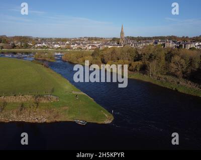 Kelso, Großbritannien. November 2021. Kelso, Großbritannien, Mittwoch, 10. November 2021 . Herbstsonne über dem River Tweed bei Kelso am Mittwoch, dem 10. November 2021, fließt der Fluss von seiner Quelle in den Lowther Hills zum Meer und beginnt als winziger Bach. Während sie sich mehr von ihren Nebenflüssen, dem Ettrick und Teviot sammelt, erreicht sie Berwick-upon-Tweed, wo sie in die Nordsee eindringt. ( Kredit: Rob Gray/Alamy Live News Stockfoto