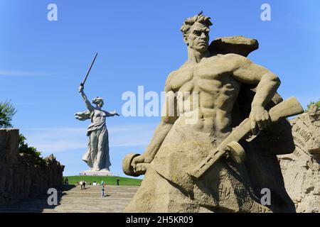 Wolgograd, Russland-16. September 2021: Skulptur des Memorial Complex Motherland auf Mamajew Kurgan in Wolgograd. Eine der höchsten Statuen im W Stockfoto