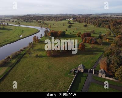 Kelso, Großbritannien. November 2021. Kelso, Großbritannien, Mittwoch, 10. November 2021 . Herbstlicher Sonnenschein über dem River Tweed fließt an Floors Castle and Estate vorbei, bei Kelso am Mittwoch, dem 10. November 2021, fließt der Fluss von seiner Quelle in den Lowther Hills zum Meer und beginnt als winziger Bach. Während sie sich mehr von ihren Nebenflüssen, dem Ettrick und Teviot sammelt, erreicht sie Berwick-upon-Tweed, wo sie in die Nordsee eindringt. ( Kredit: Rob Gray/Alamy Live News Stockfoto