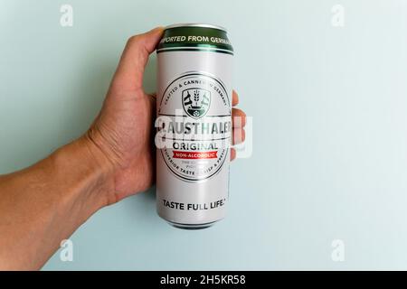 Tjumen, Russland-15. Oktober 2021: Clausthaler alkoholfreies Bier. Vertikales Foto Stockfoto