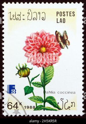 LAOS - UM 1988: Eine in Laos gedruckte Marke zeigt rote Dahlien, Dahlia coccinea, blühende Pflanze, um 1988 Stockfoto