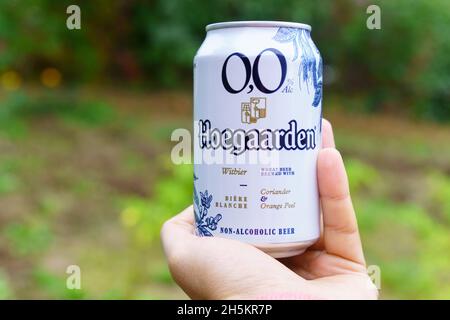 Volzhsky, Russland-25. September 2021: Alkoholfreies Bier Hoegaarden kann. Selektiver Fokus Stockfoto