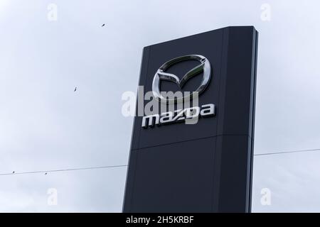 Volzhsky, Russland-25. September 2021: Mazda Logo Center, ist einer der führenden Automobilhersteller in Japan. Selektiver Fokus Stockfoto