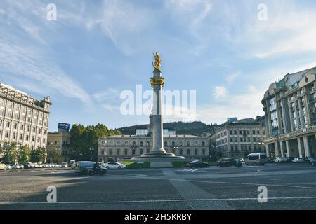 Tiflis, Georgien - 24. Oktober 2021: Platz der Freiheit in der georgischen Hauptstadt mit der Statue des heiligen Georg im Zentrum. Täglicher Verkehr mit Auto auf dem Stockfoto