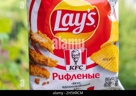 Volzhsky, Russland-25. September 2021: Chips legt geriffelte kfc würzige Chicken Wings. Selektiver Fokus Stockfoto