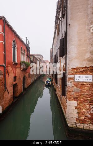 Kanal am Rio De La Toletta, Stadtbezirk Dorsoduro in Venedig; Venedig, Italien Stockfoto