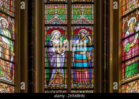 Buntglasfenster in der St. John’s Cathedral, Den Bosch; ’s-Hertogenbosch, Nordbrabant, Niederlande Stockfoto