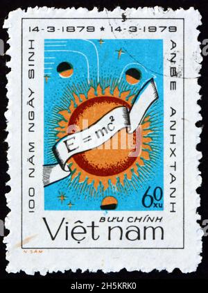 VIETNAM - UM 1979: Eine in Vietnam gedruckte Marke, die Albert Einstein, Physiker, gewidmet ist, zeigt Gleichung, Sonne, Planeten, Ca. 1979 Stockfoto