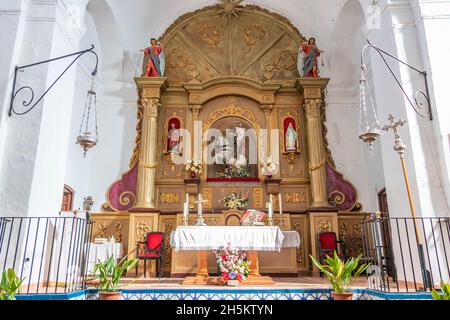 Huelva, Spanien - 5. November 2021: Hauptaltar und Altarbild der Kirche von Santiago el Mayor, mit Santiago Matamoros, in Castaño del Robledo, Sier Stockfoto