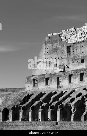 Schwarz-Weiß-Foto der alten Kolosseum´s Wand in Ruinen Stockfoto