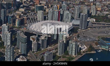 Luftaufnahme des Bezirks Yaletown mit Stadion und Hochhäusern in der Innenstadt von Vancouver, British Columbia, Kanada an sonnigen Herbsttag. Stockfoto