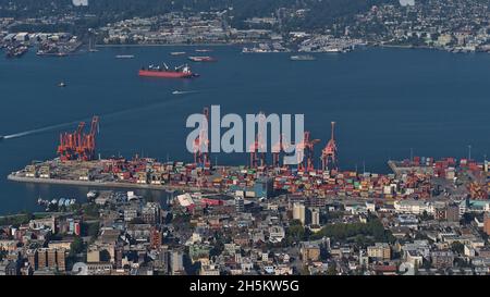 Luftaufnahme des Containerhafens Centennial Terminals mit Kranen im Hafen von Vancouver, British Columbia, Kanada am Ufer des Burrard Inlet. Stockfoto