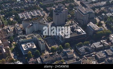 Luftaufnahme des Gebäudekomplexes des Vancouver General Hospital im Süden der Stadt in Kanada mit Straßen, Bäumen und Parkplätzen. Stockfoto