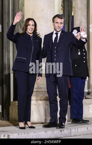 Paris, Frankreich. November 2021. Frankreichs Präsident Emmanuel Macron und US-Vizepräsident Kamala Harris während eines Treffens im Elysée-Palast in Paris am 10. November 2021. Foto von ELIOT BLONDT/ABACAPRESS.COM Quelle: Abaca Press/Alamy Live News Stockfoto