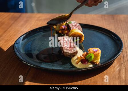 Selektiv aus einem wunderschön dekorierten veganen Gericht in einer weißen Schüssel Stockfoto