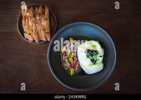 Selektiv aus einem wunderschön dekorierten veganen Gericht in einer weißen Schüssel Stockfoto